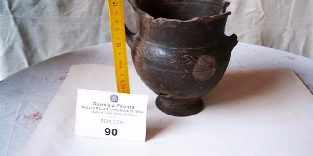 Terni:  La Guardia di Finanza sequestra 1500 oggetti di interesse archeologico